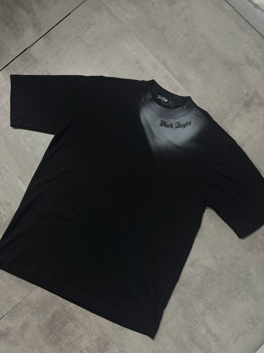 T-shirt nera con mezzo collo alto e scritta " BLACK ANGEL" fumè - OVERSIZE