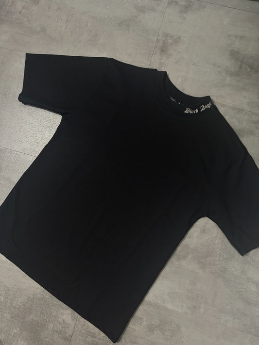 T-shirt nera con mezzo collo alto e scritta "Black Angel" metal - OVERSIZE