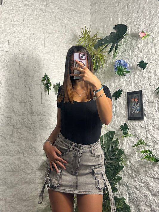 Gonna pantaloncino cargo in denim grigio con tasche e cinturini laterali