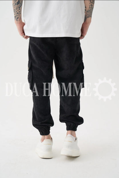 Pantalone cargo nero a millerighe in tessuto leggero