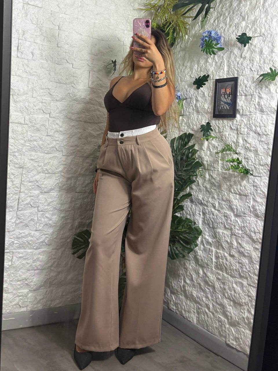 Pantalone a palazzo con pences e dettaglio in vita a effetto doppio