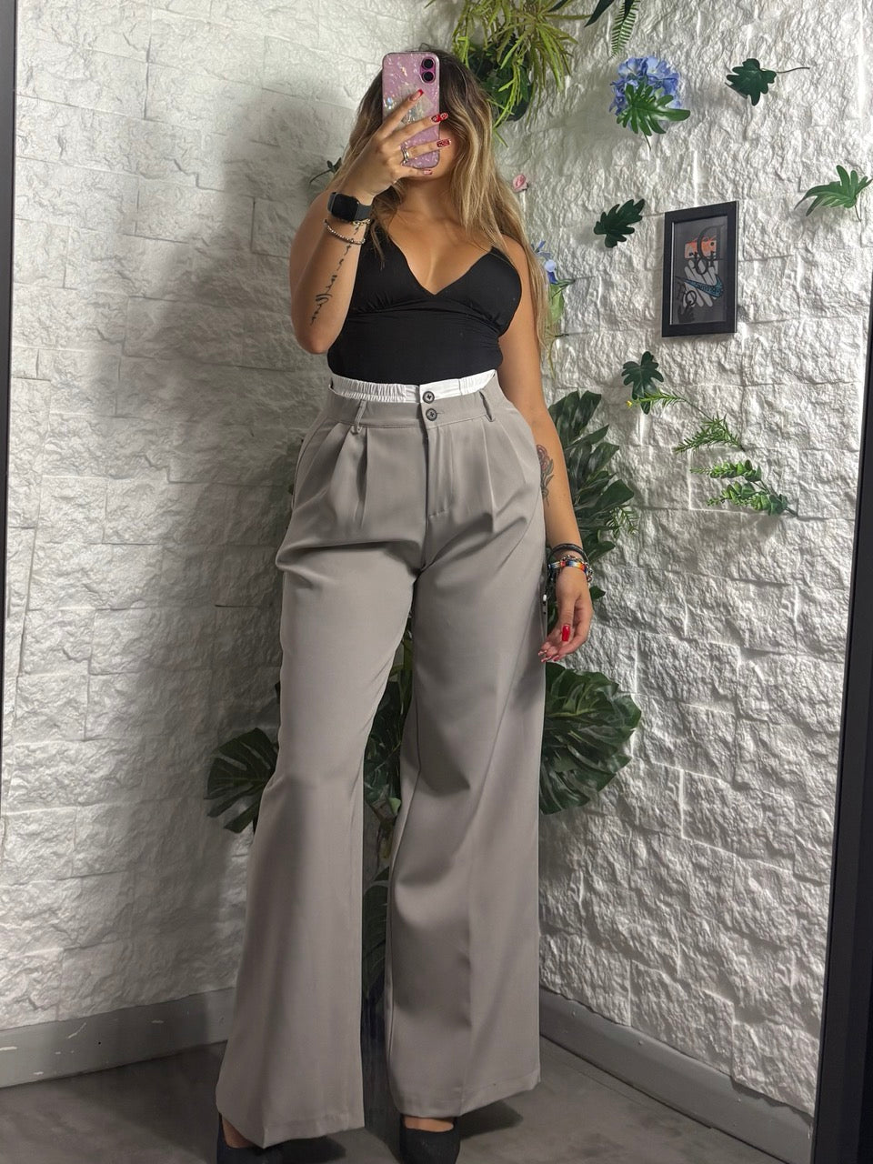 Pantalone a palazzo con pences e dettaglio in vita a effetto doppio