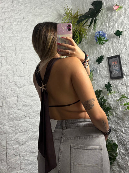 Top in tinta unita con scollo morbido schiena scoperta e stella marina oro