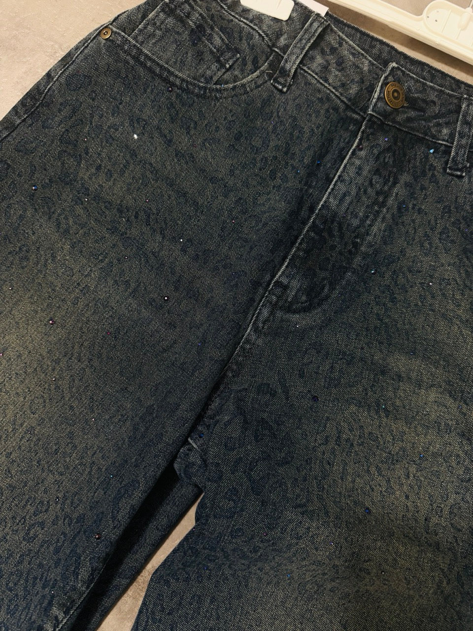 Jeans wide leg baggy con stampa maculata e brillantini blu