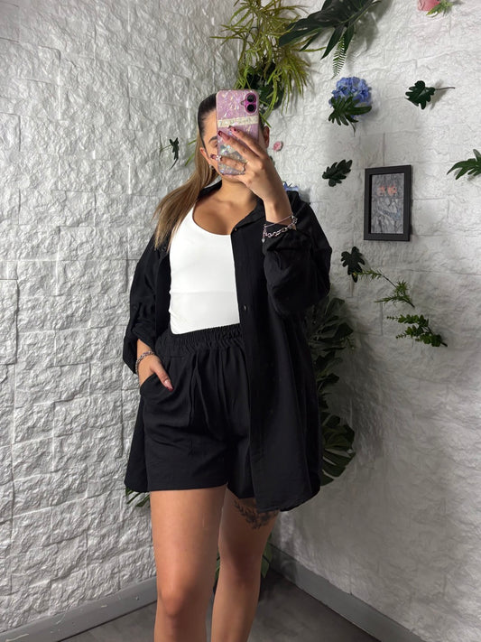 Completo in tinta unita con camicia oversize e pantaloncino elasticizzato