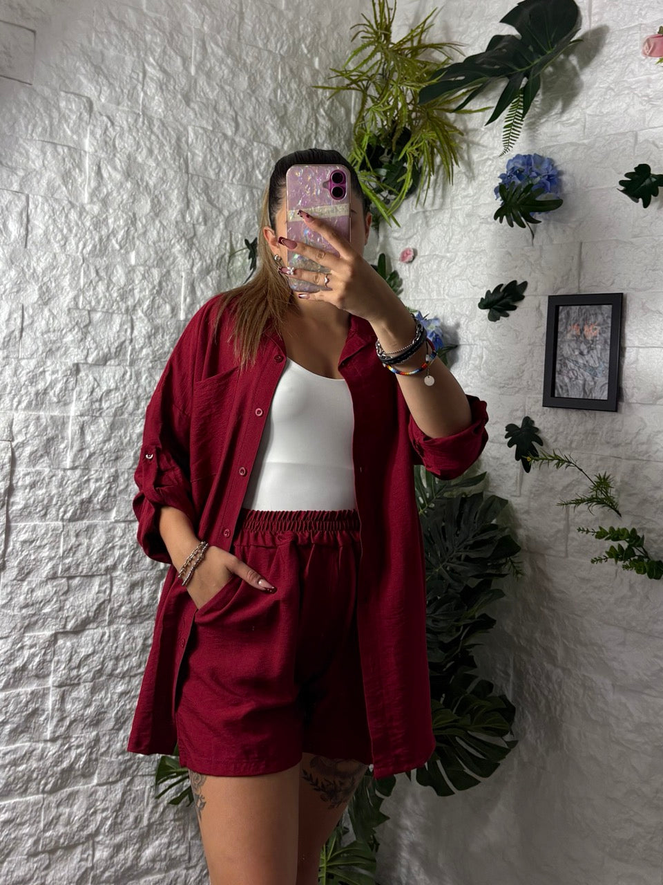 Completo in tinta unita con camicia oversize e pantaloncino elasticizzato