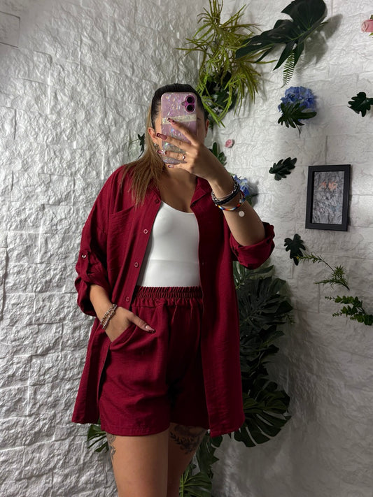 Completo in tinta unita con camicia oversize e pantaloncino elasticizzato