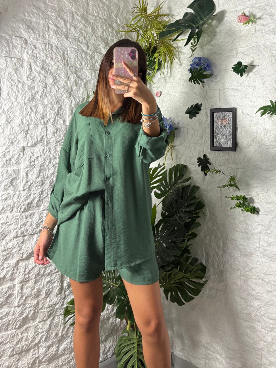 Completo in tinta unita con camicia oversize e pantaloncino elasticizzato