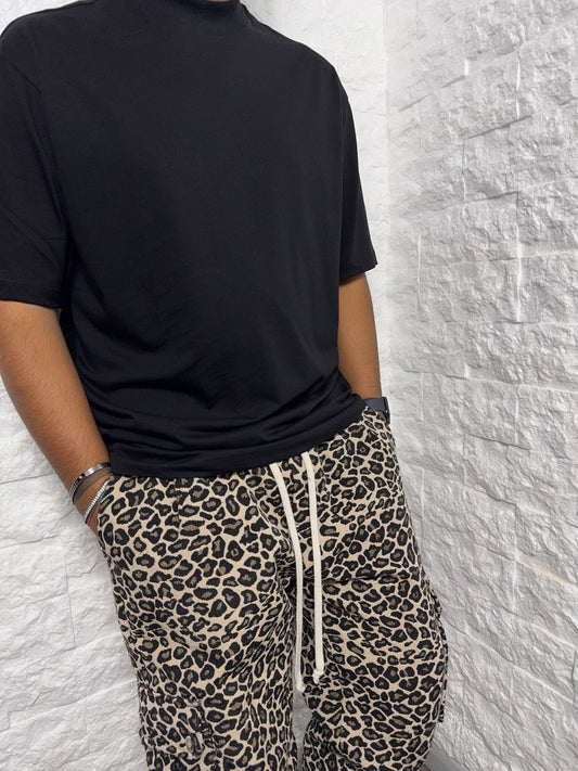 T-shirt nera con mezzo collo alto