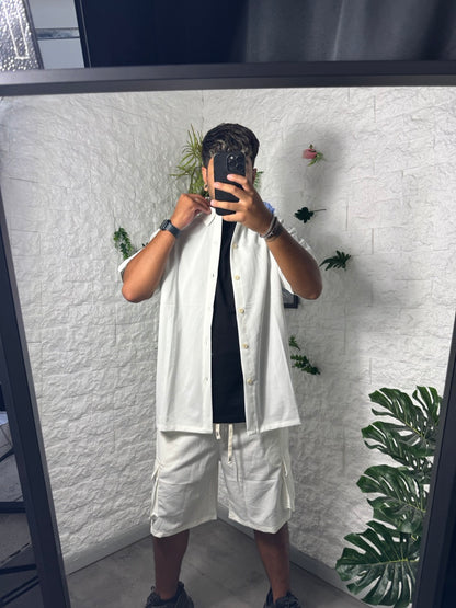 Completo bianco con camicia e pantaloncini cargo coordinati