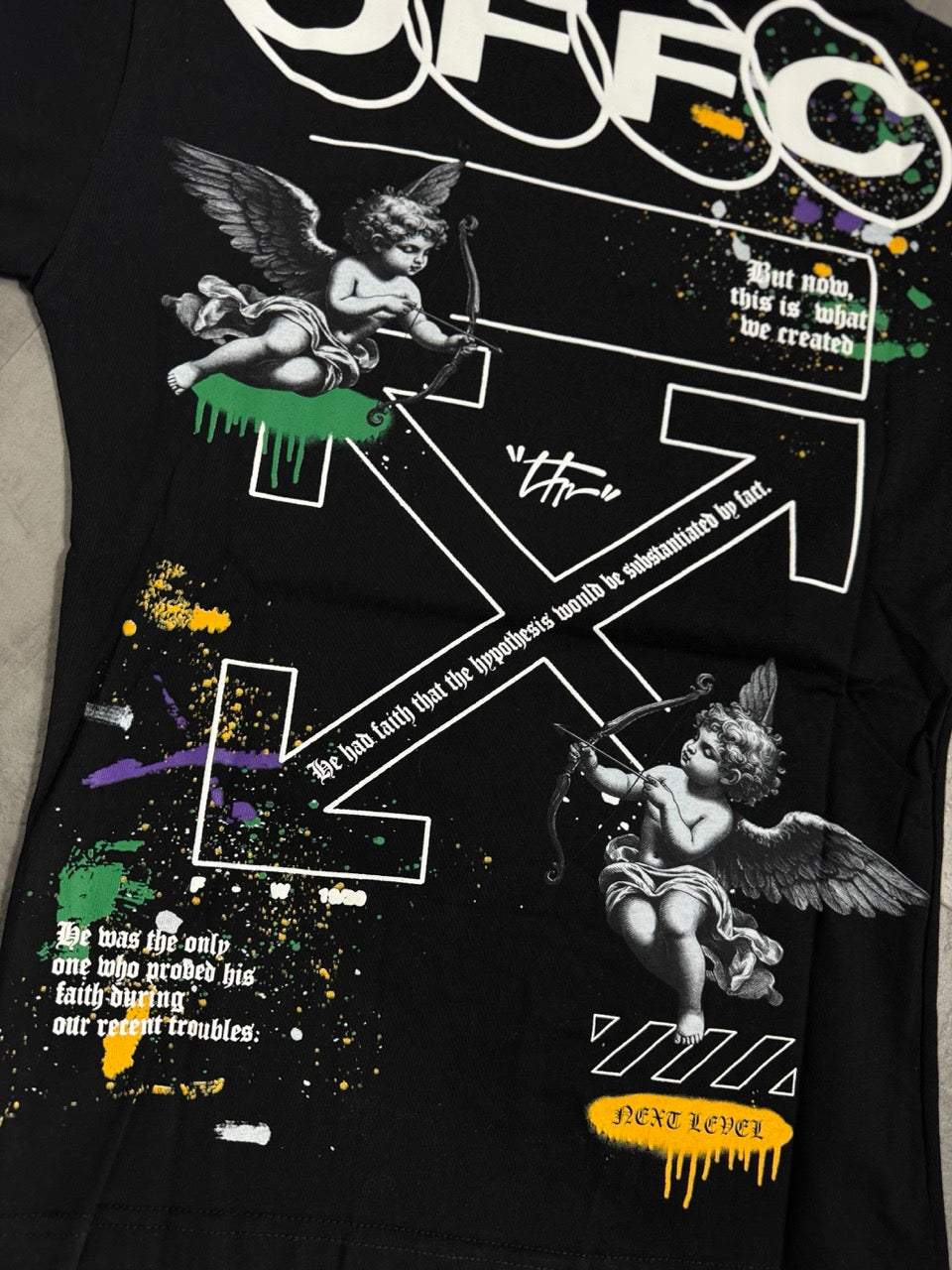 T-shirt nera con mezzo collo alto scritta "OFFC" e stampa angelo 10-16 anni