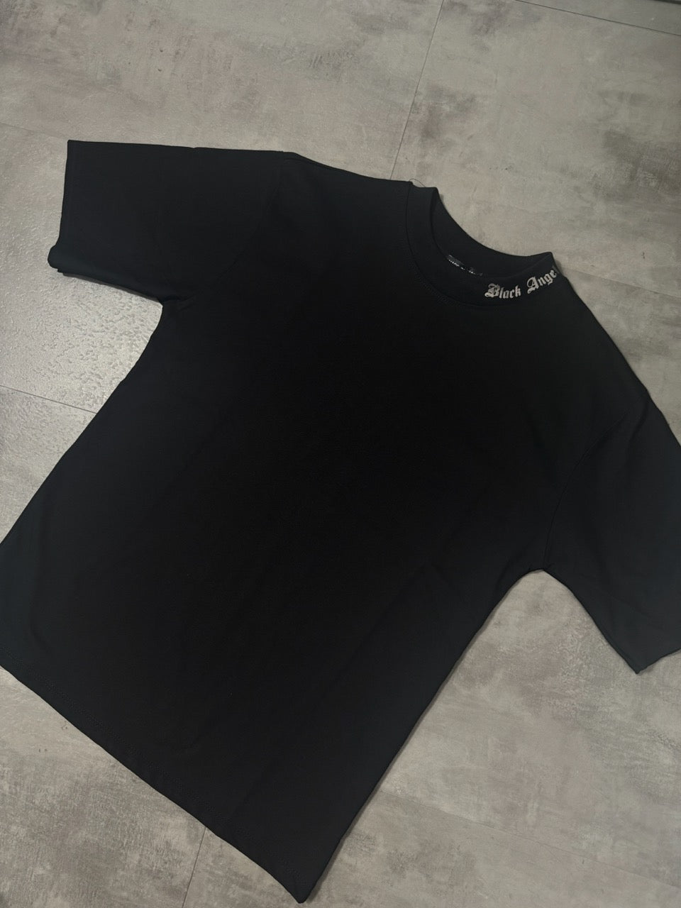 T-shirt nera con mezzo collo alto e scritta "BLACK ANGELS" metal - OVERSIZE