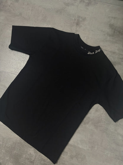 T-shirt nera con mezzo collo alto e scritta "BLACK ANGELS" metal - OVERSIZE
