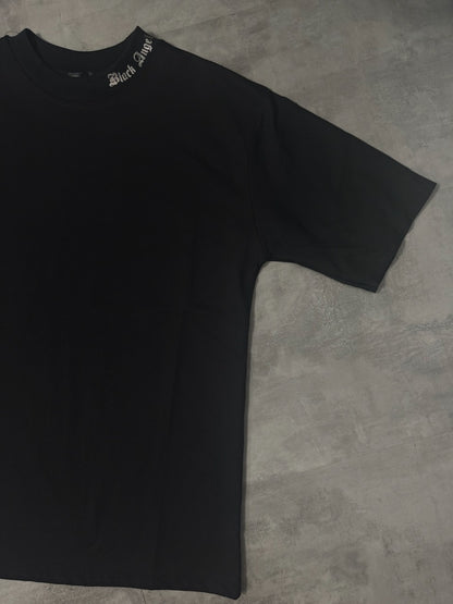 T-shirt nera con mezzo collo alto e scritta "BLACK ANGELS" metal - OVERSIZE
