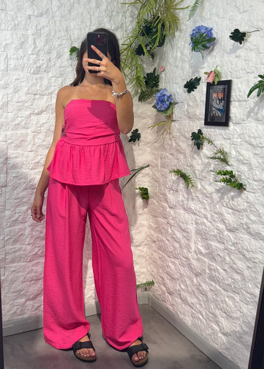 Coordinato in simil lino con top a balze e pantaloni palazzo