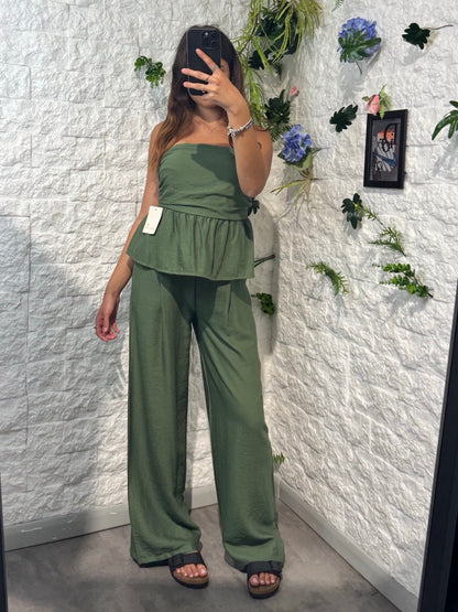 Coordinato in simil lino con top a balze e pantaloni palazzo