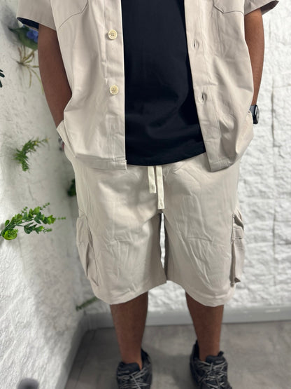 Completo beige con camicia e pantaloncini cargo coordinati