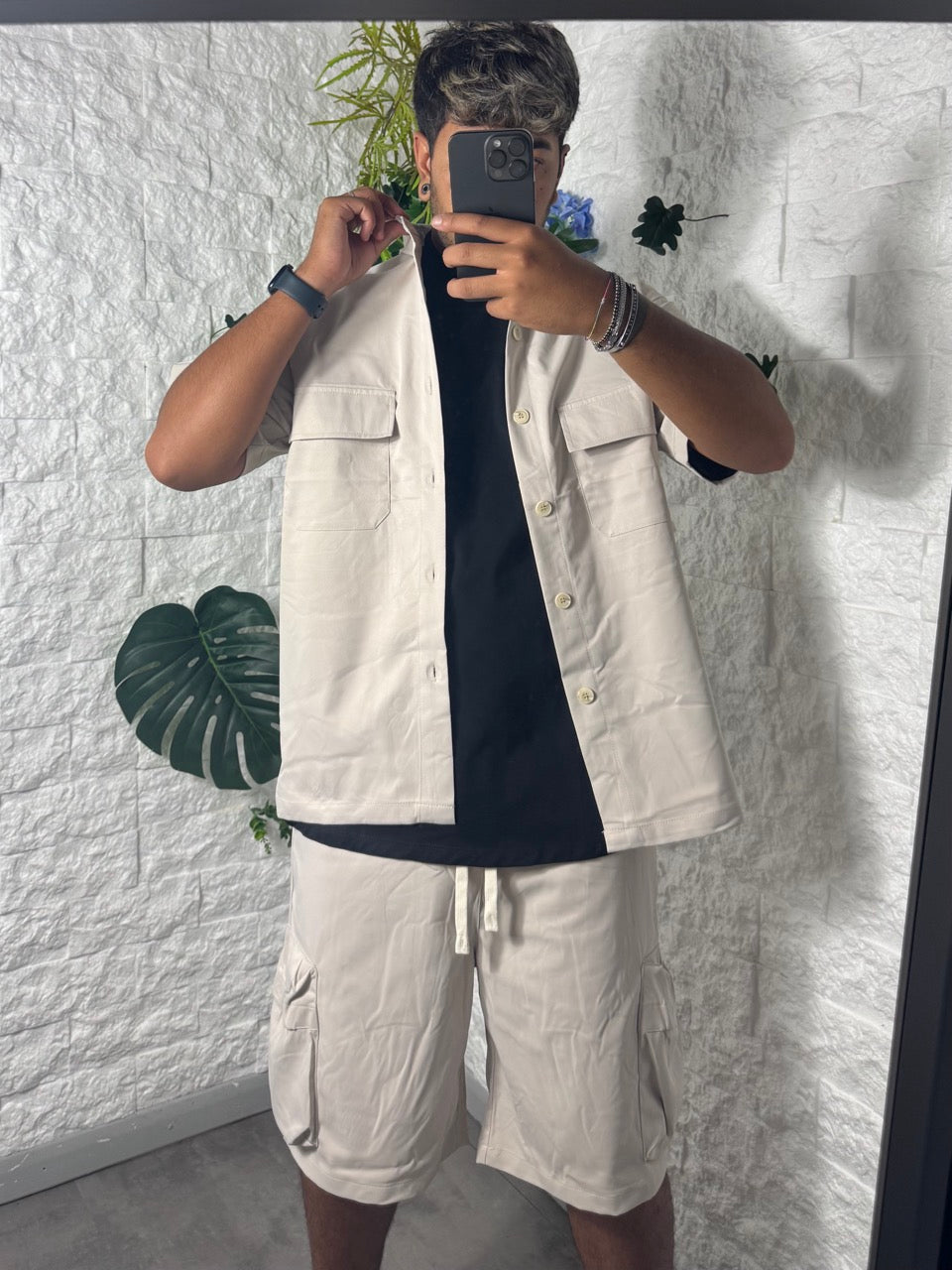 Completo beige con camicia e pantaloncini cargo coordinati
