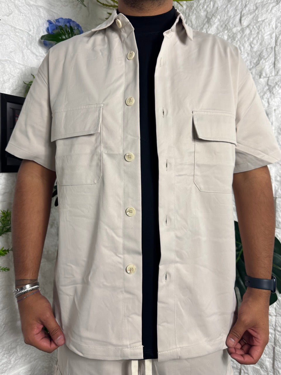 Completo beige con camicia e pantaloncini cargo coordinati