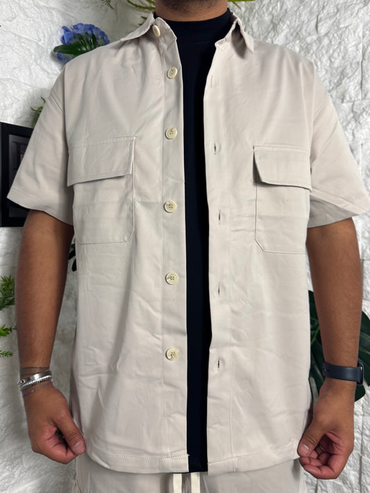 Completo beige con camicia e pantaloncini cargo coordinati