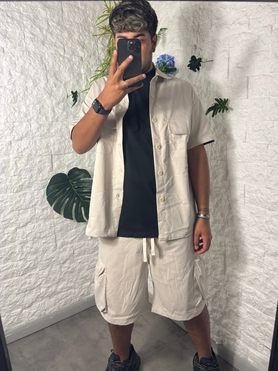 Completo beige con camicia e pantaloncini cargo coordinati