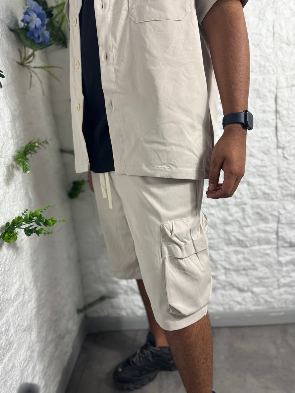 Completo beige con camicia e pantaloncini cargo coordinati