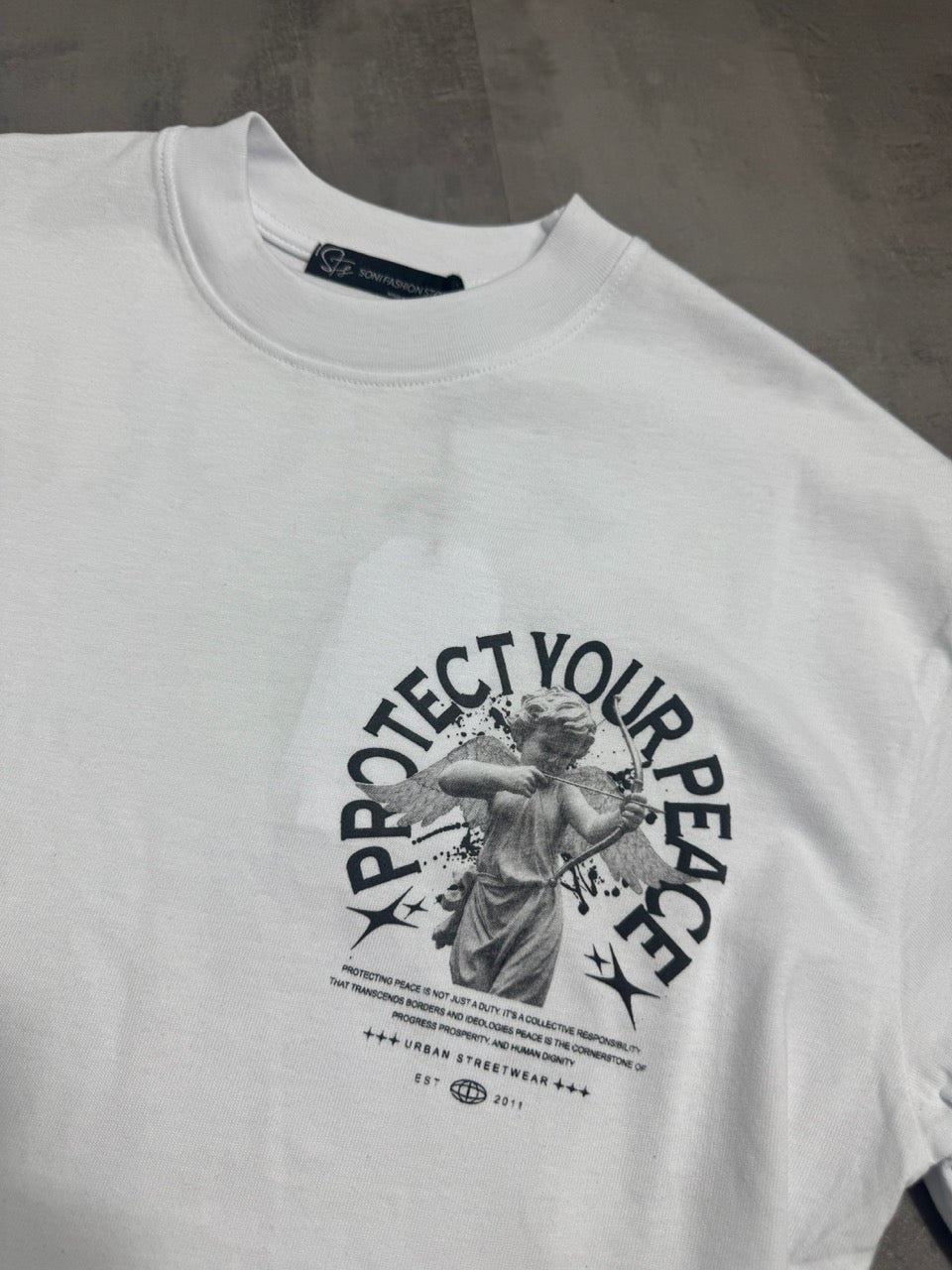 T-shirt bianca con stampa "PROTECT YOUR PEACE" e angelo - OVERSIZE 10-16 anni