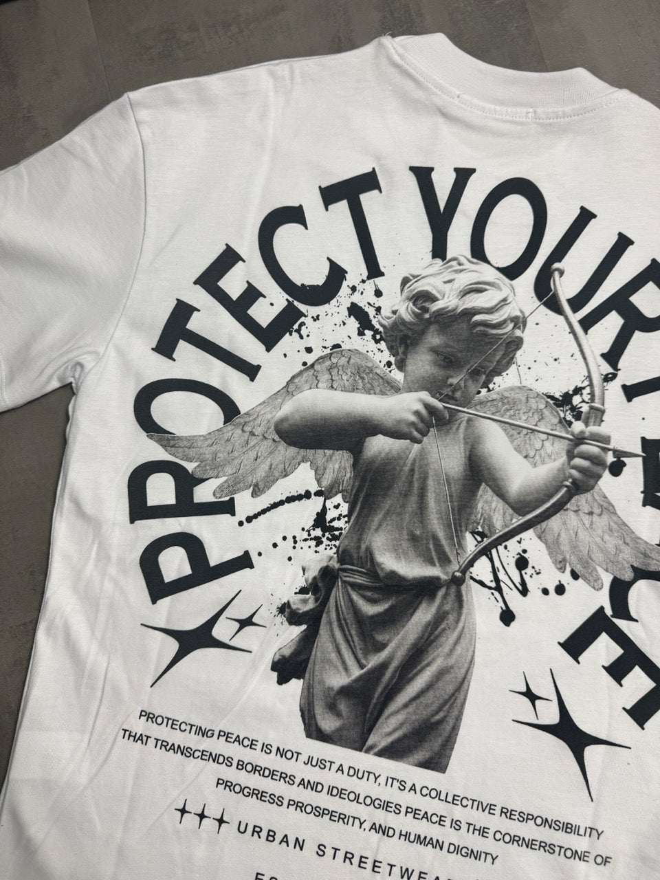 T-shirt bianca con stampa "PROTECT YOUR PEACE" e angelo - OVERSIZE 10-16 anni