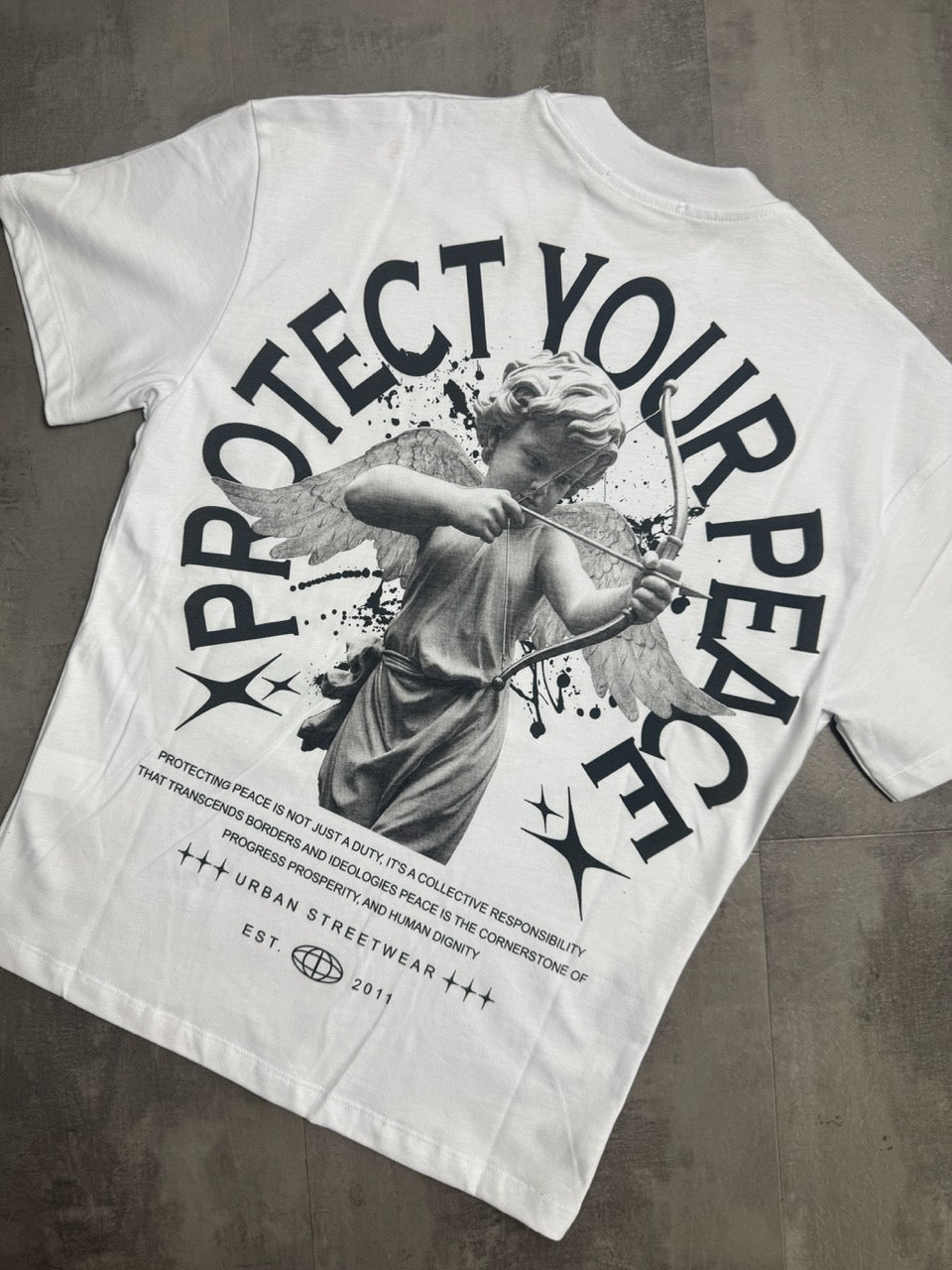 T-shirt bianca con stampa "PROTECT YOUR PEACE" e angelo - OVERSIZE 10-16 anni