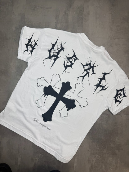 T-shirt bianca con stampa croci nere e scritte gotiche 10-16 anni