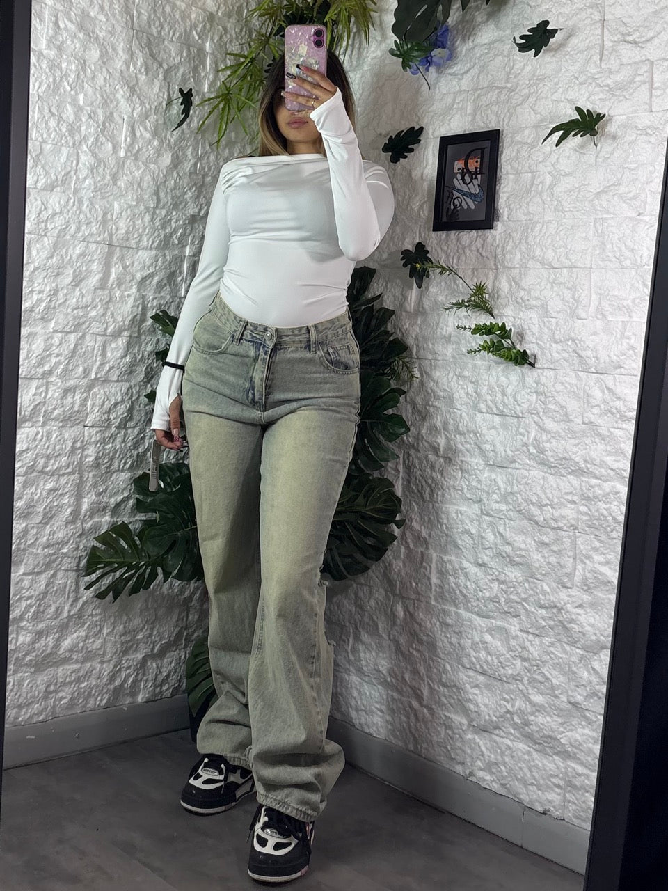 Jeans beige slavato a gamba dritta con strappi leggeri sul retro