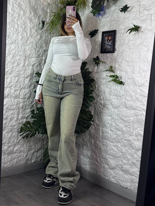 Jeans beige slavato a gamba dritta con strappi leggeri sul retro