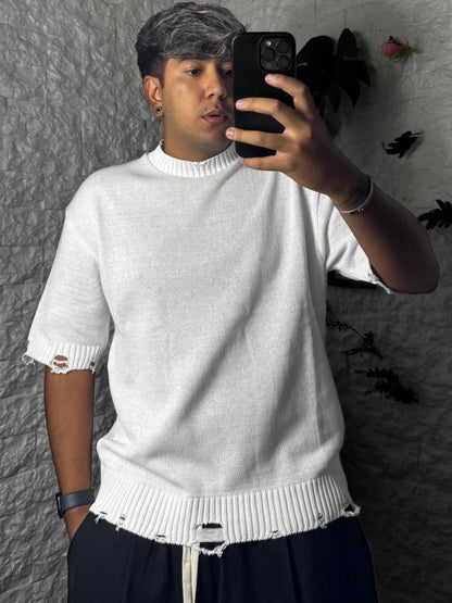 T-shirt bianca in maglia a manica corta con effetto destroyed