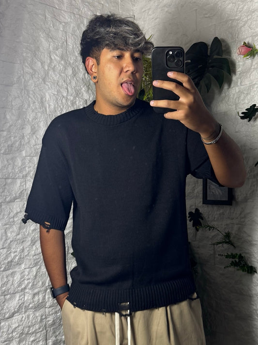 T-shirt nera in maglia a manica corta con effetto destroyed