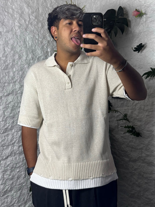 Polo beige in maglia a manica corta con doppio bordo e dettagli destroyed