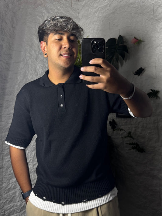 Polo nera in maglia a manica corta con bordo bianco e dettagli destroyed