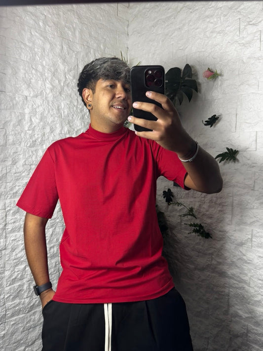 T-shirt rossa in tinta unita con mezzo collo alto