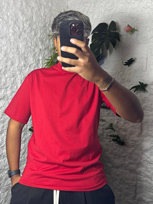 T-shirt rossa in tinta unita con mezzo collo alto