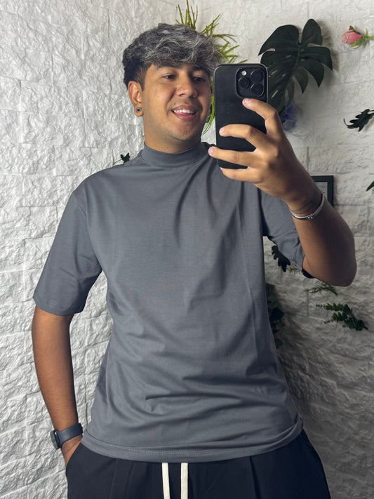T-shirt grigio piombo in tinta unita con mezzo collo alto