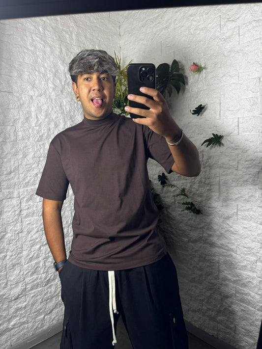 T-shirt marrone in tinta unita con mezzo collo alto