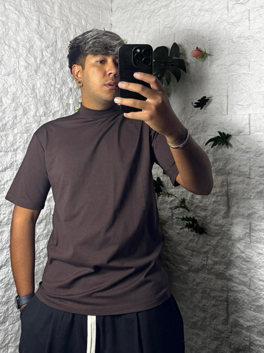 T-shirt marrone in tinta unita con mezzo collo alto