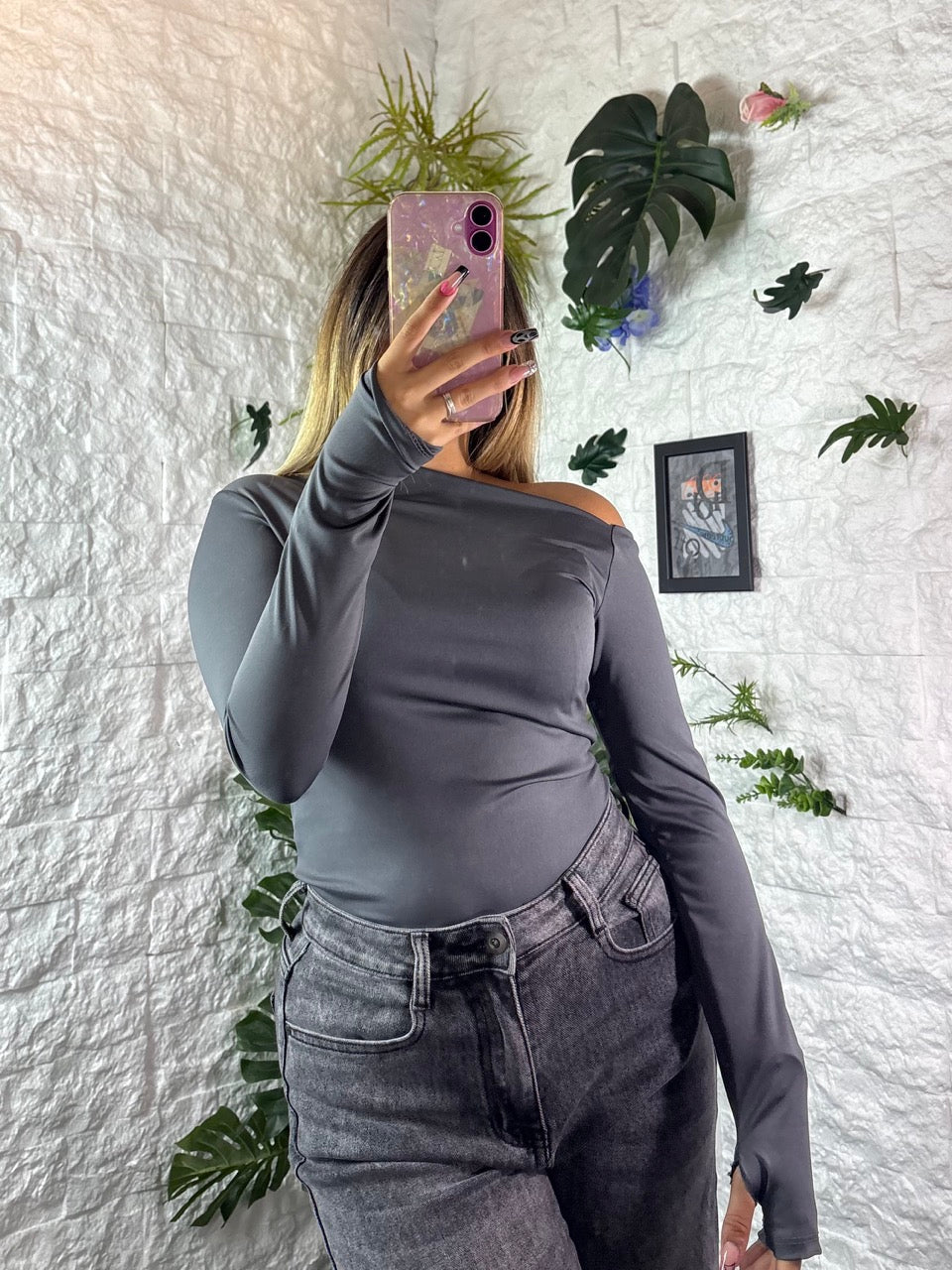 Body aderente con scollo morbido monospalla e maniche a guanto