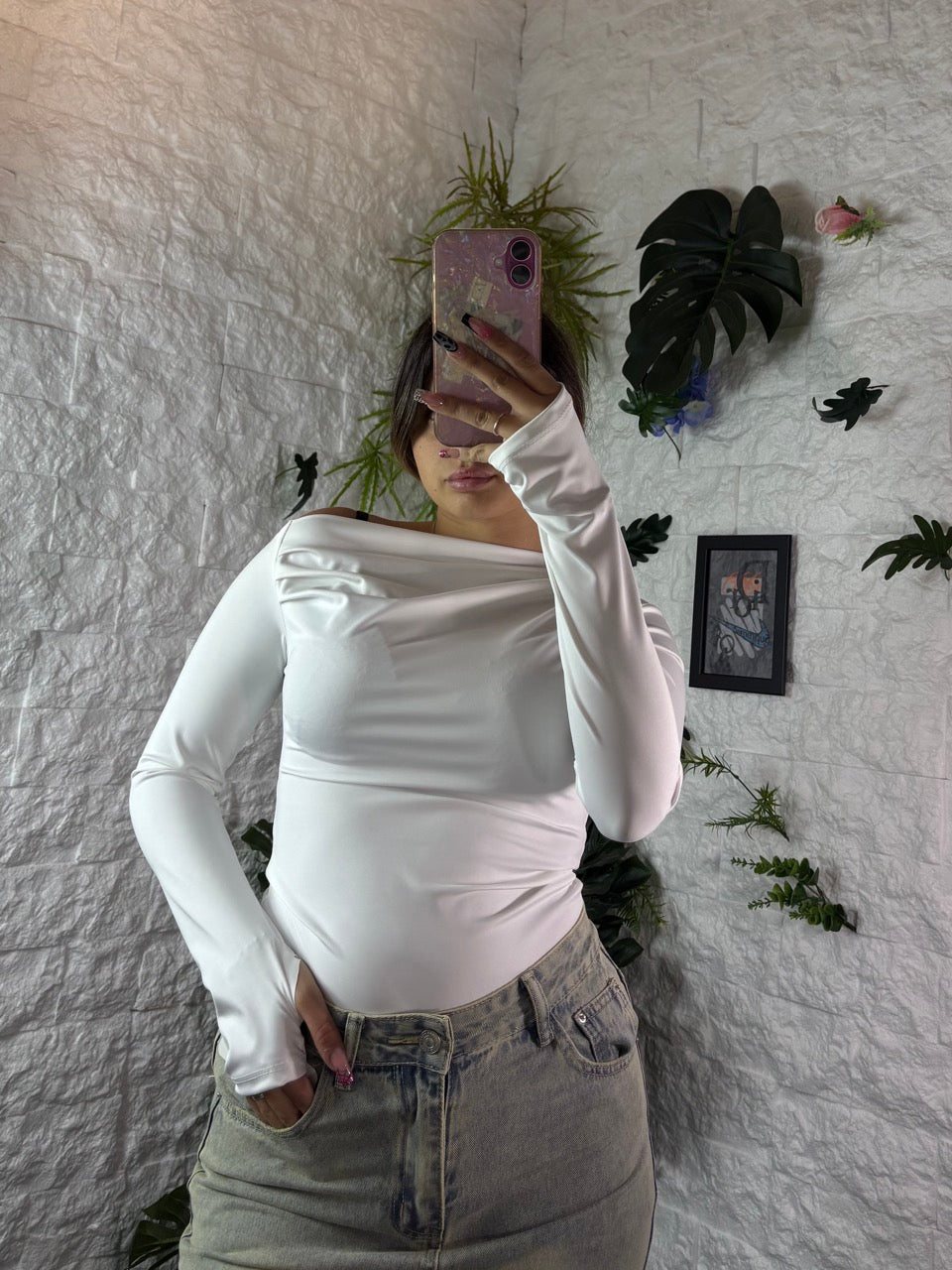 Body aderente con scollo morbido monospalla e maniche a guanto