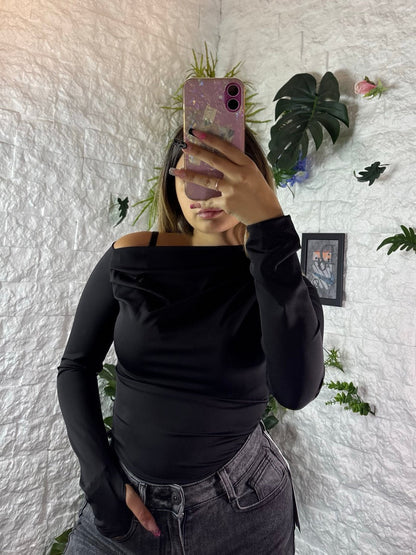 Body aderente con scollo morbido monospalla e maniche a guanto