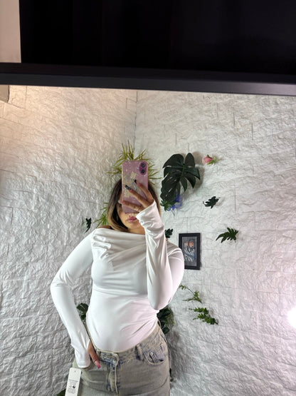 Body aderente con scollo morbido monospalla e maniche a guanto