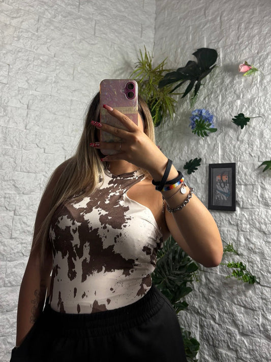 Body smanicato con stampa maculata marrone e scollo con apertura laterale