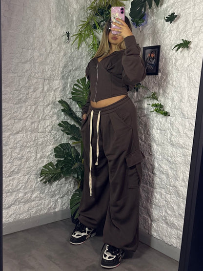 Completo con felpa a zip sagomata e pantalone cargo a fondo ampio - GARZATO