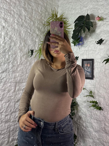 Body aderente in cotone leggero a maniche lunghe con scollo dritto