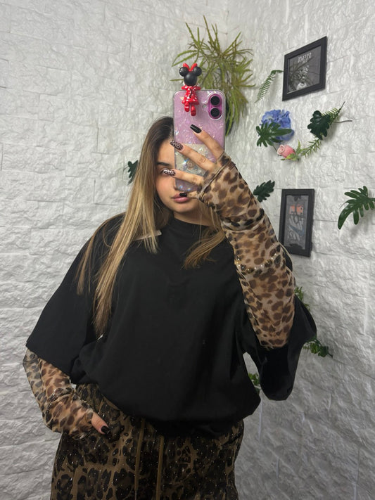 T-shirt nera con maniche in tulle leopardato - OVERSIZE