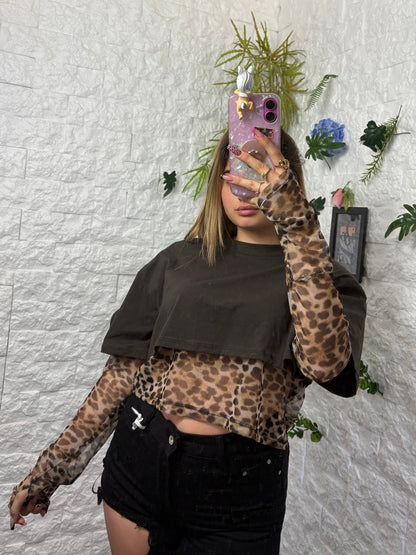 T-shirt crop in cotone in tinta unita con top in tulle leopardato